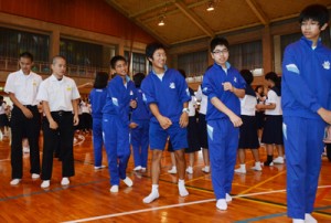 朝日中での交流会で八月踊りを体験する芝山中の生徒ら＝１８日、奄美市名瀬