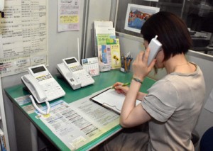 専門のスタッフが相談に応じるフラワーの事務所＝８日、鹿児島市