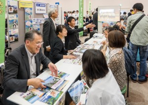 留学を希望する中学生や保護者に古仁屋高校と瀬戸内町をアピールする関係者＝２４日、東京都品川区