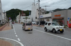 車両の相互通行がスタートした末広本通り＝１６日、奄美市名瀬末広町
