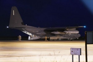 修理用とみられる物資や人員を搬送してきた航空機＝４日午後７時５０分ごろ、奄美市笠利町の奄美空港