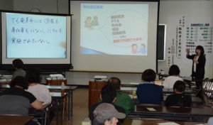 奄美市難聴者・中途失聴者協会の設立総会で、要約筆記を実演しながら講演した池端さん（写真右）＝２３日、奄美市名瀬