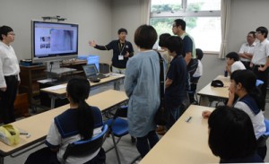 インターネット塾の説明を受ける生徒ら＝２日、大和村