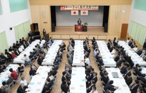約２００人が出席し、施設完成を祝った式典＝２６日、瀬戸内町古仁屋