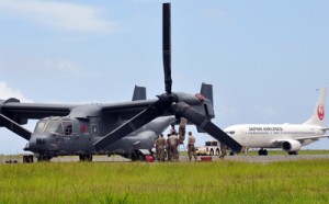 奄美空港の駐機場にとどまる米空軍のオスプレイ。後方は民間旅客機＝５日午後０時すぎ、奄美市笠利町