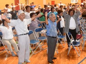 体を動かし、健康づくりに励んだ伊仙町地域さわやかサロン交流会＝２２日、町総合体育館