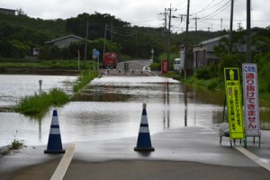 大雨で冠水し、通行止めとなった与論島内の県道＝１６日午後５時半ごろ、与論町那間