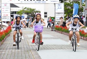 小中学生１２８人がスイム、バイク、ランで競ったチャレンジＫＩＤＳ徳之島大会＝６月３０日、天城町浅間