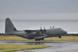 修理用とみられる資材を下ろし、離陸する米軍のＭＣ１３０型輸送機＝２１日午後６時３７分、奄美市笠利町の奄美空港