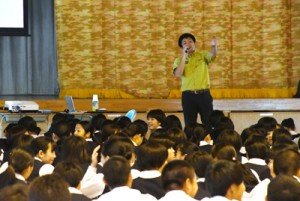 「これは何の鳴き声」と問い掛ける高橋さんと話し合う生徒＝１３日、奄美市名瀬大島高校