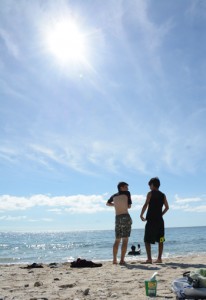 梅雨が明け、青空が広がった奄美地方＝２６日、奄美市名瀬の大浜海浜公園