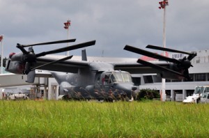 ４日の緊急着陸後、駐機場にとどまったままのオスプレイ＝１１日、奄美市笠利町の奄美空港