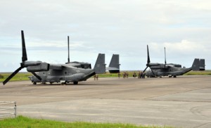 緊急着陸した米空軍のＣＶ２２オスプレイ２機＝４日午後４時ごろ、奄美市笠利町の奄美空港