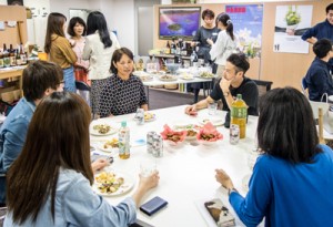 島の農業を知ろうと有馬さんと安田さんに質問を寄せるワークショップ参加者＝１６日、東京都千代田区