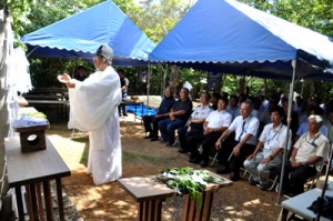 大山の恵み感謝し、安全を祈願した例祭＝２９日、知名町の大山神社境内