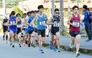 奄美大島で合宿に励む日本実業団陸上連合の長距離選手＝１月１５日、奄美市