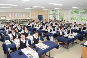 学校賞を受賞した大島高校書道部＝６日、奄美市名瀬