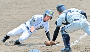 三回裏、本塁を狙う徳之島の加幸真＝１４日、鹿児島市の鴨池市民球場