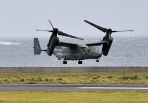 緊急着陸後、１カ月ぶりに奄美空港を離陸する米軍のオスプレイ＝４日午後４時７分ごろ、奄美市笠利町