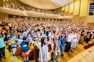 スタンディングオベーションで出演者をたたえる観客＝１５日、東京都中野区