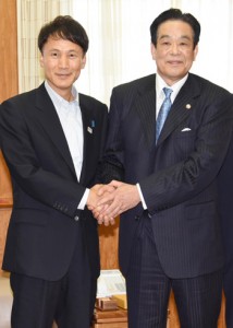 離島甲子園を前に三反園知事を訪ねた村田さん（右）＝４日、鹿児島市の県庁