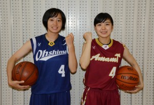 バスケットの県少年女子国体選手に選出された（右から）奄美高校３年の作と大島高校２年の林＝１９日、奄美市名瀬