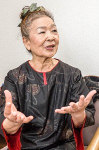 島唄の背景にある奄美の心も伝えた朝崎郁恵さん＝７日、杉並区立富士見丘小学校