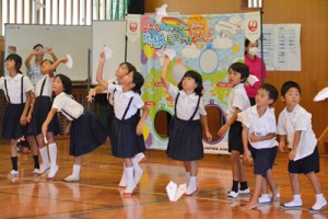 自分で作った紙飛行機を飛ばす児童ら＝１９日、与論町の茶花小