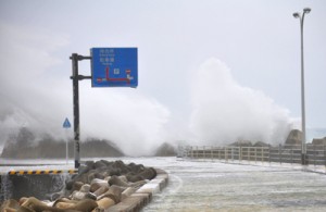 高波が押し寄せる和泊港＝２日午後２時４０分ごろ、和泊町