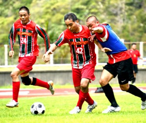 １５チームが熱戦を繰り広げた８人制シニアサッカー＝１日、奄美市笠利町の太陽が丘総合運動公園陸上競技場