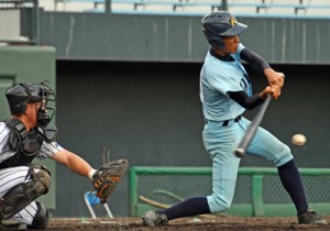 五回表、ヒッティングを決めて出塁する喜界の幸得＝１２日、鹿児島市の県立鴨池球場