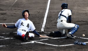 【大島―鹿児島商業】１点目を踏む大島の赤崎＝１６日、鹿児島市の県立鴨池球場