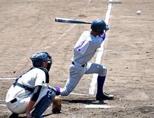 左前打を放つ古仁屋の永井＝１６日、鹿児島市の県立鴨池球場