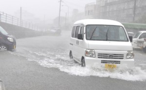 大雨で冠水寸前の道路＝２１日午後３時１５分ごろ、知名町知名