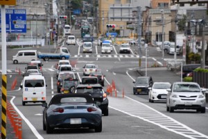 奄美市名瀬の永田橋交差点。住民の運転車両に混じって毎日多くのレンタカーが行き交う＝１０日