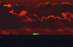 東シナ海の水平線上に出現したグリーンフラッシュ＝１４日午後７時２９分、大和村宮古崎で吉行さん撮影