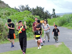 笑顔でウオーキングを楽しむ参加者＝６月３０日、喜界町荒木うりばま