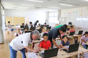 徳之島町が１７年度に実施した若年層へのプログラミング普及事業（参考写真）