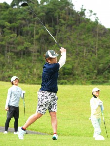 ゴルフ競技で開幕した県体大島地区大会＝６日、奄美市名瀬の奄美ＣＣ郡