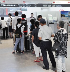 空席待ちの手続きで並ぶ人たち＝２１日午前１１時ごろ、奄美空港