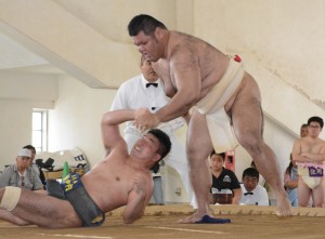 【相撲個人一般１部決勝】上手出し投げで優勝を決めた伊仙の中（右）＝８日、奄美市の名瀬中学校相撲場