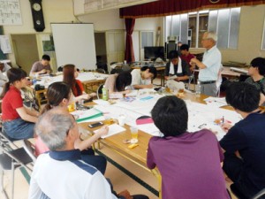 住民の話を聞き、地域の可能性と課題を探る駒澤大学地理学科の学生たち＝６月３０日、宇検村生勝