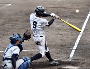 七回、中前打を放つ徳之島の盛勝紀＝１７日、鹿児島市の県立鴨池球場