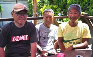 毎年沖永良部島を訪問している（右から）加藤さん、福岡さんと、その友人の後藤さん＝１９日、和泊町