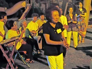 輪踊りを楽しむ交流会参加者＝１日、喜界町上嘉鉄