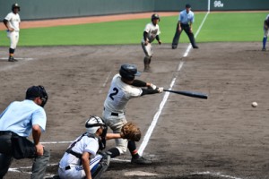 八回表、内野安打で８点目を奪う沖永良部の南山＝１３日、鹿児島市の県立鴨池球場