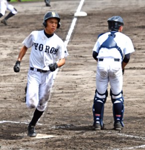 三回裏、里見の左前打でかえる与論の川畑＝９日、鹿児島市の県立鴨池球場