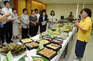 作り手一人一人がこだわりや思いを紹介した試食会＝２２日、奄美市名瀬