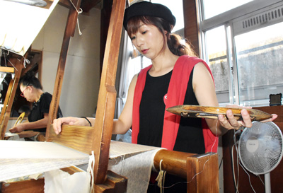 大島紬 一生ものの職人技を 織り技術者養成所が再開 １０人が入校 鹿児島市 南海日日新聞