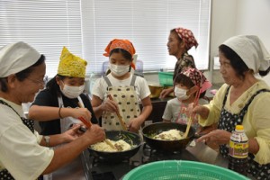 講師のアドバイスを受けて油ぞうめんの調理に取り組む参加者ら＝３１日、瀬戸内町古仁屋